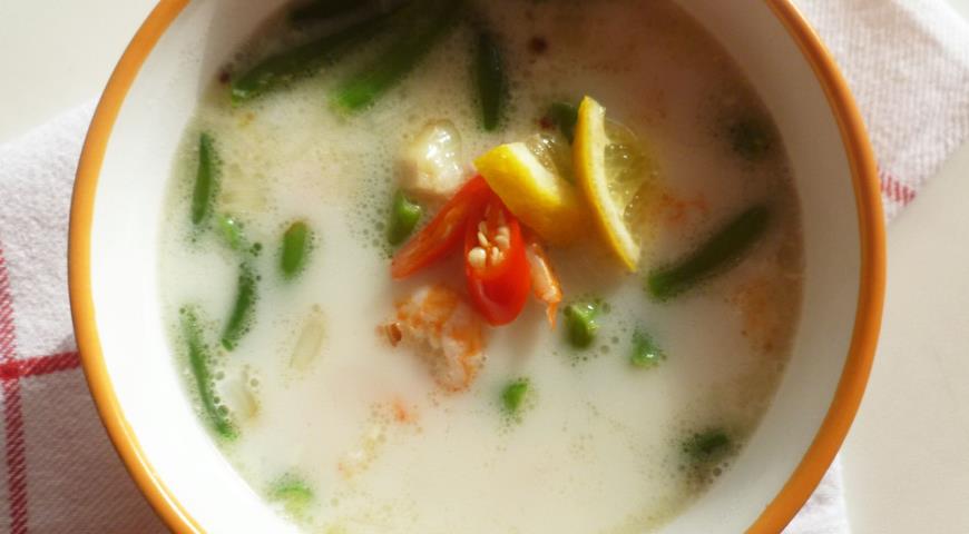 Суп с креветками, стручковой фасолью и кокосовым молоком готов к подаче