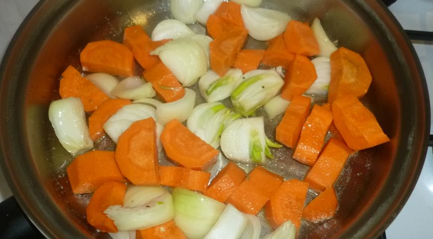 Обжарить лук, морковь и кардамон, затем влить бульон для приготовления супа