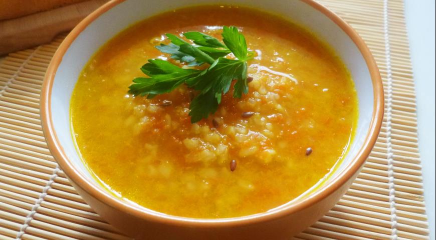 Морковный суп с булгуром готов к подаче