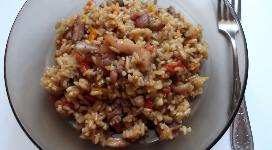 Морепродукты в сливочном соусе с рисом по-восточному