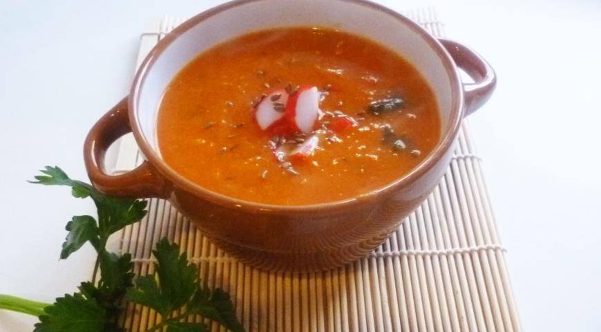 Суп-пюре из тыквы со шпинатом украсить льняными семечками и крабовыми палочками
