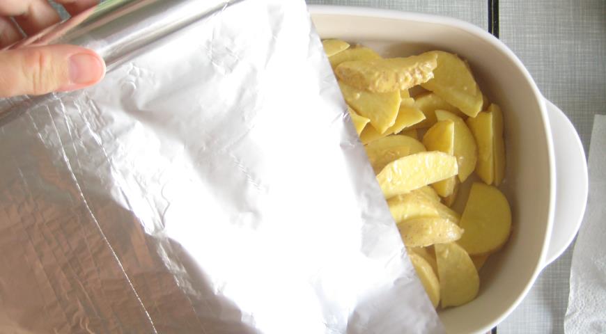 Запекать картофель под фольгой 30-35 минут