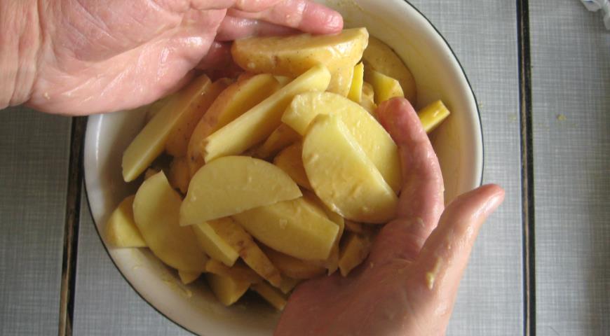 Нарезать картофель и смешать с горчичным соусом