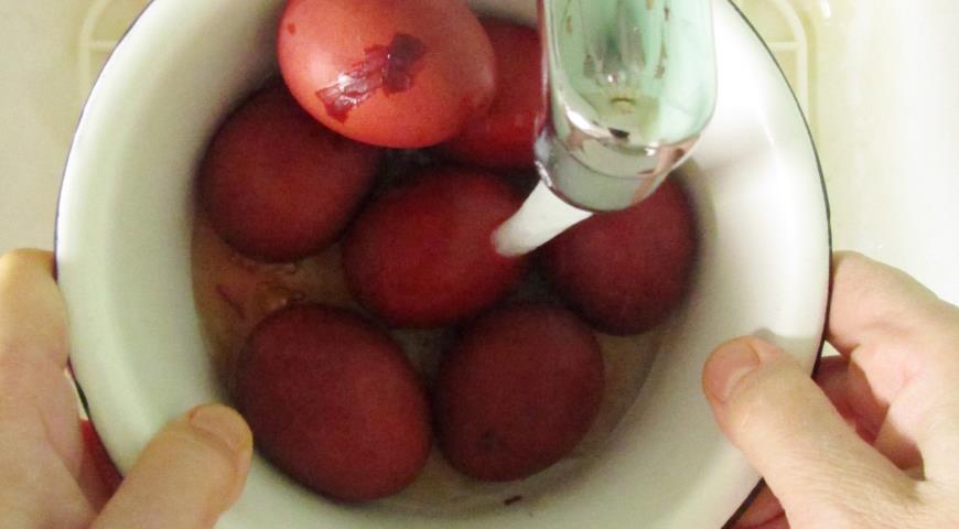 Залить окрашенные яйца холодной водой