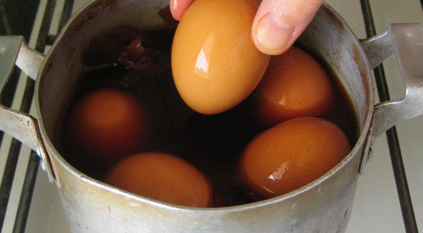 Оставить яйца в отваре для равномерного окрашивания