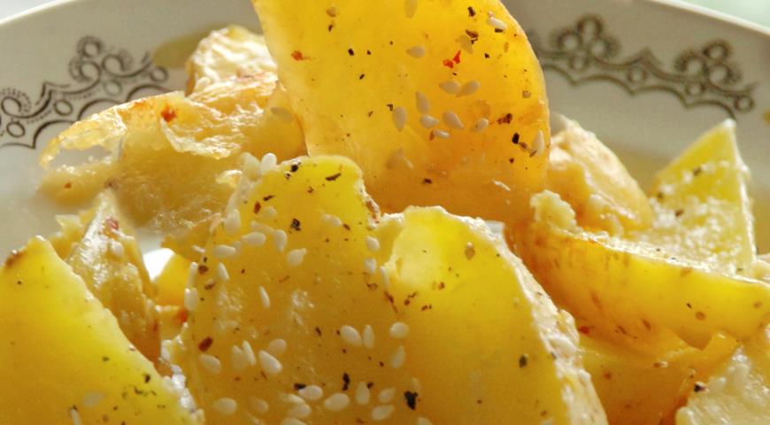 Картофель в паприке и кунжуте – кулинарный рецепт