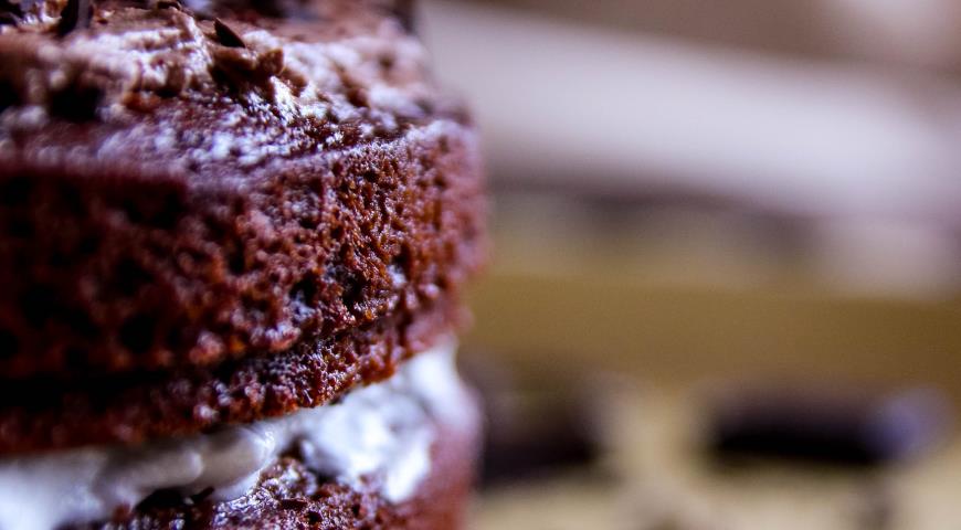 Срез шоколадно-кокосового торта