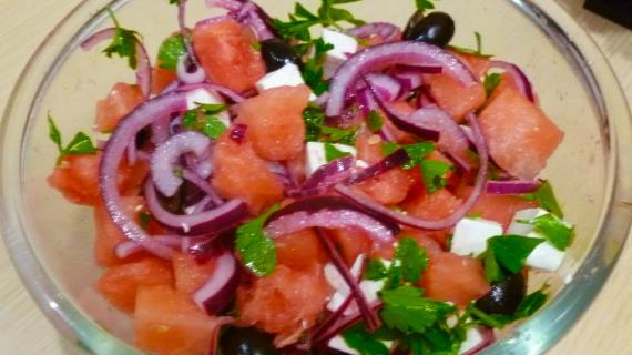 Салат с арбузом, фетой и маслинами