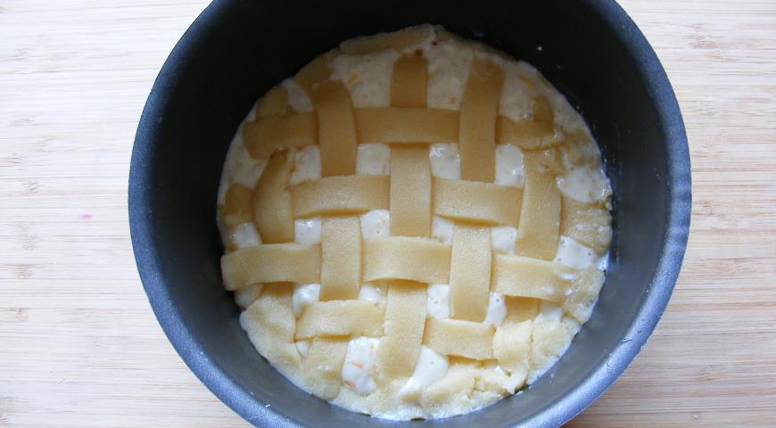 Выложить тесто и начинку в форму и запекать до готовности