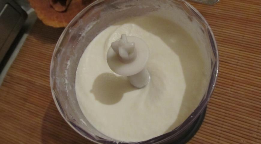 Приготовить творожно-сливочный крем для вафель