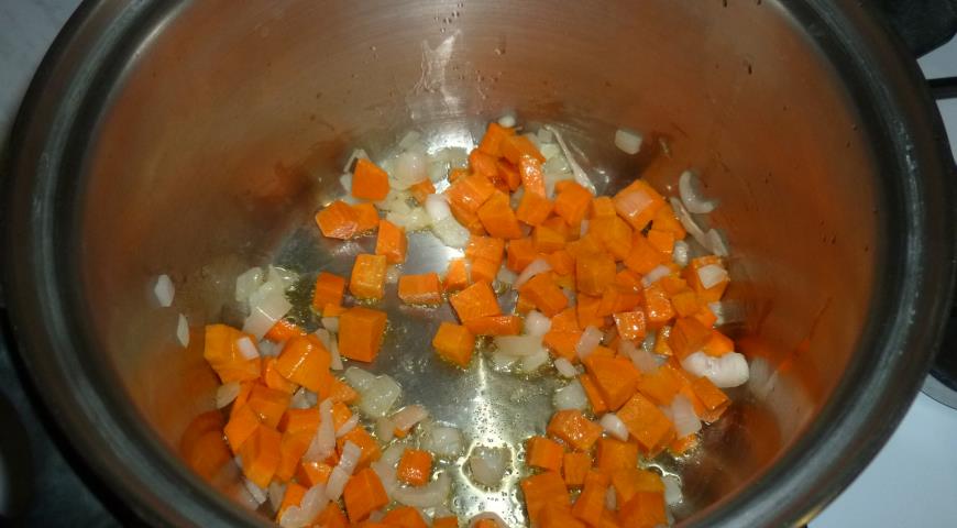 Сварить куриный бульон, добавить овощи для приготовления супа