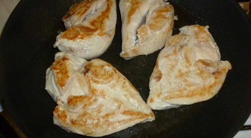 Обжарить куриное филе с солью и перцем