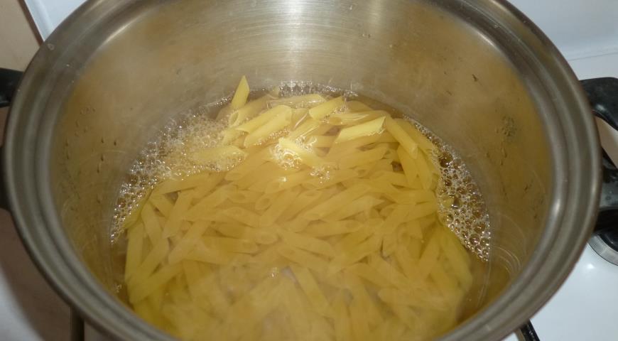 Отварить макароны, сохранить часть бульона для приготовления пасты