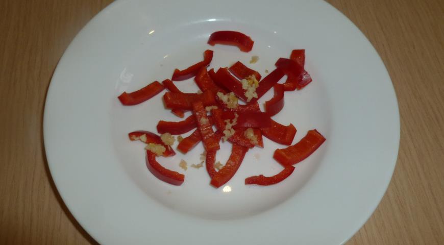 Нарезать чеснок и болгарский перец для салата, добавить стручковую фасоль