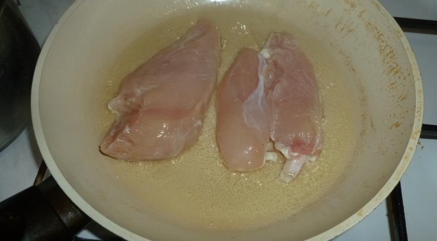 Обжарить куриное филе со специями, добавить соевый соус