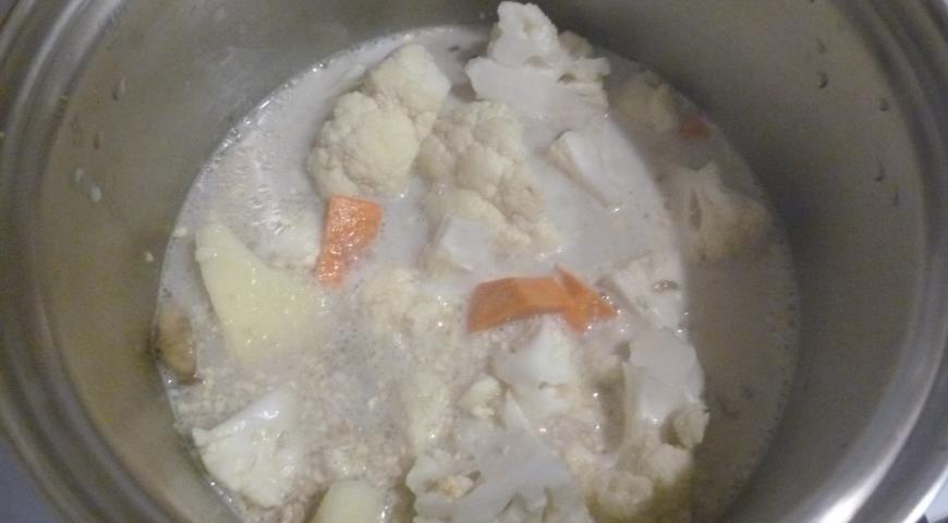 Пюрировать суп, заправить сливочной смесью и варить до готовности