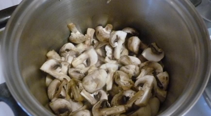 Приготовить грибы на оливковом масле для приготовления супа