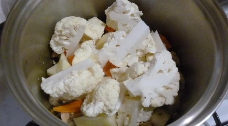 Выложить овощи к грибам, залить молоком и варить суп до мягкости ингредиентов