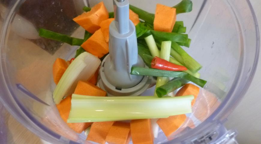 Измельчаем морковь, лук, сельдерей и чили