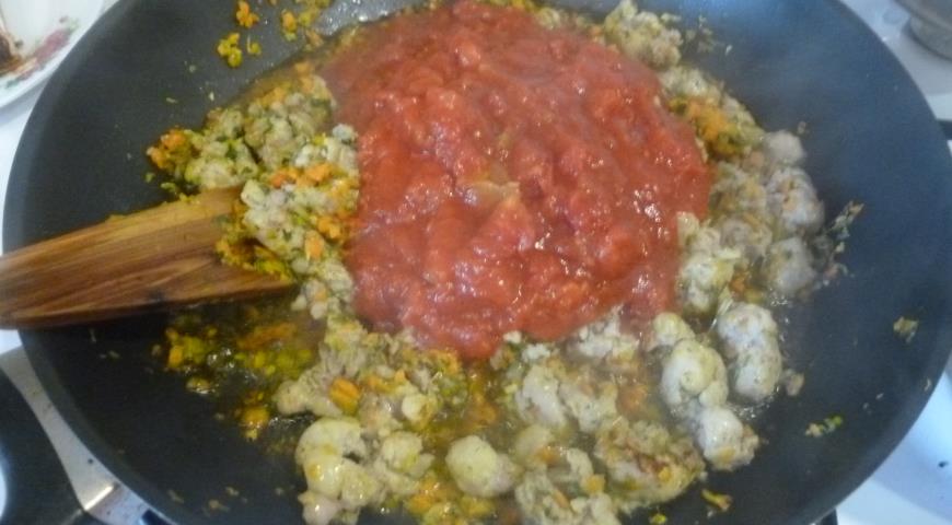 Далее добавляем чеснок, уксус и томаты