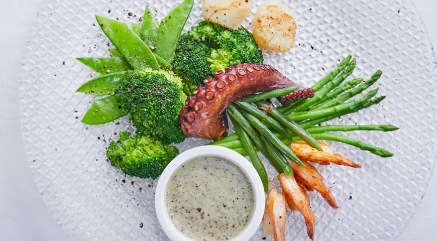 Готовим теплый салат из морепродуктов с зелеными овощами и трюфельным соусом