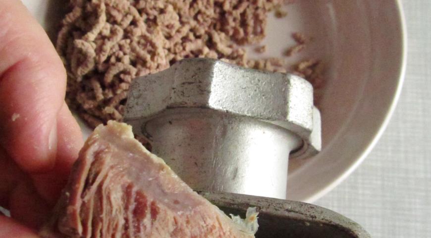 Прокрутить отваренную говядину через мясорубку для запеканки