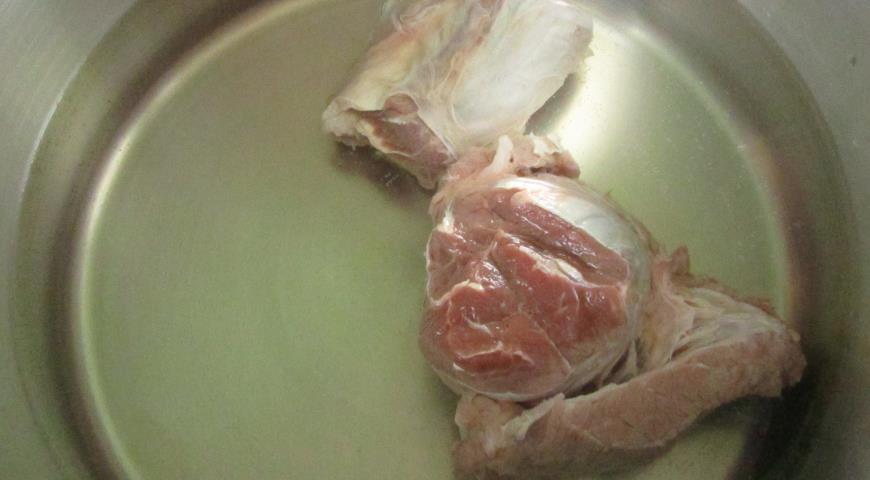 Отварить мясо до полной готовности для начинки запеканки