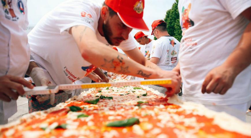 В Италии испекли самую длинную пиццу