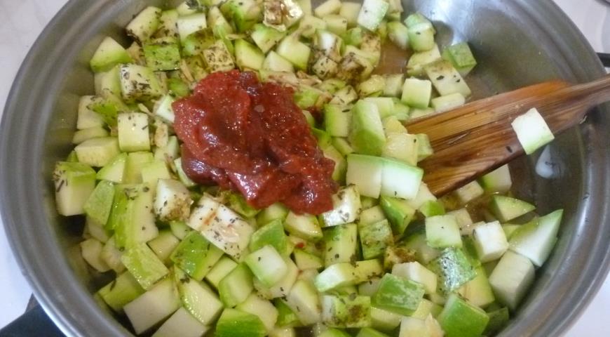 Тушить кабачки с добавлением томатной пасты и специй