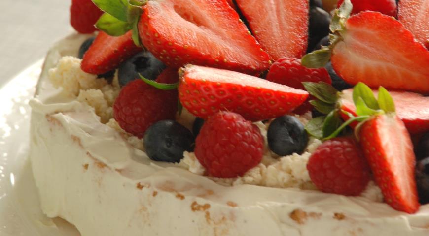Готовим торт «Бисквитная корзинка» с летними ягодами
