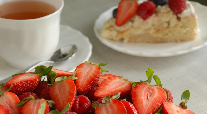 Способ приготовления торт «Бисквитная корзинка» с летними ягодами