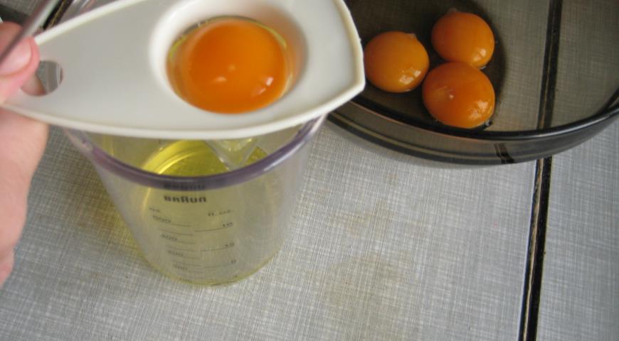 Отделить яичные белки от желтков
