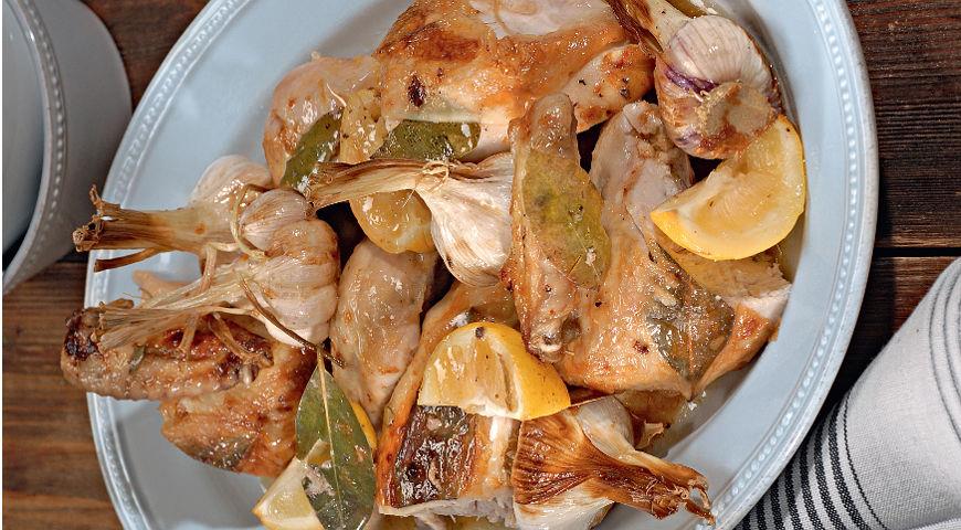 Курица, запеченная с чесноком и лавровыми листьями