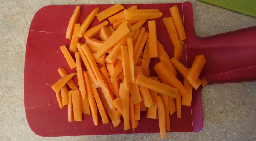 Нарезать соломкой морковь для плова