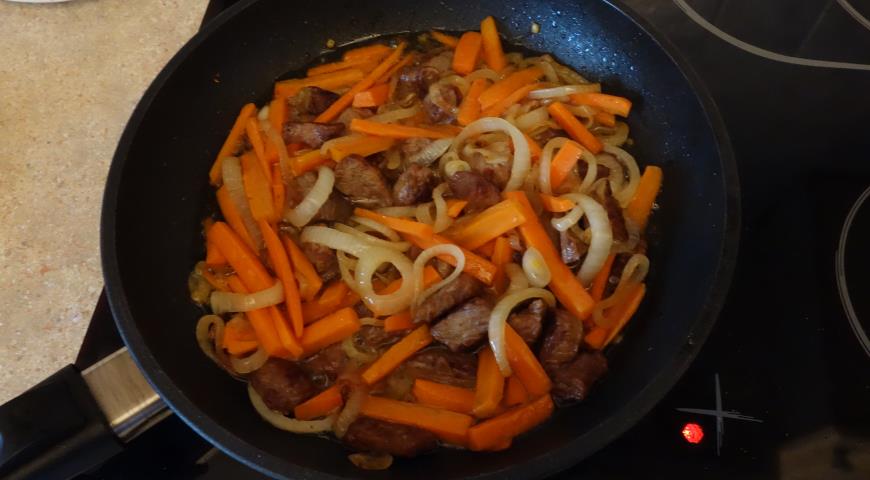 Добавить к обжаривающимся ингредиентам морковь