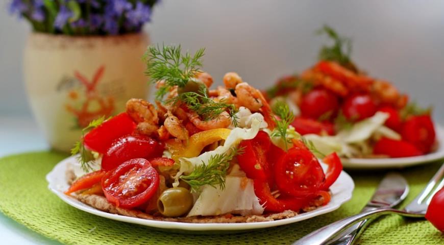 Салат с овощами и креветками