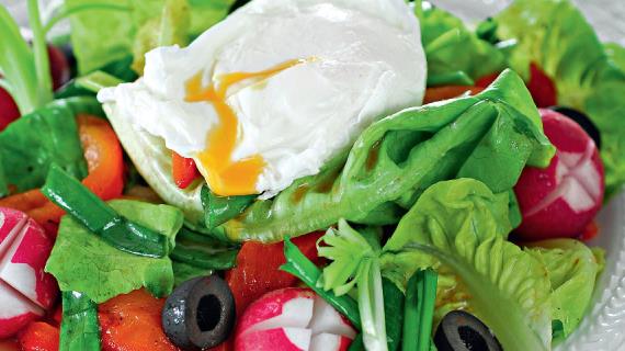 Салат с редисом и яйцами-пашот