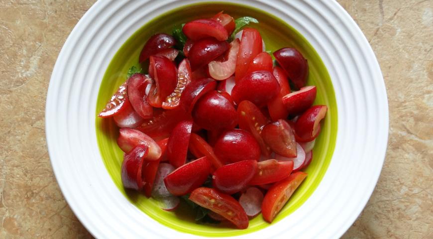 Добавить нарезанные помидоры и черешню