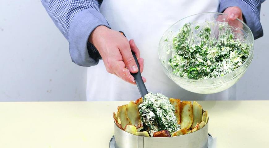 Фото приготовления рецепта: Картофельный пирог с начинкой из зелени, шаг №4