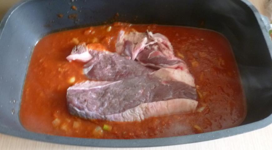 Выкладываем говядину в форму и заливаем соусом
