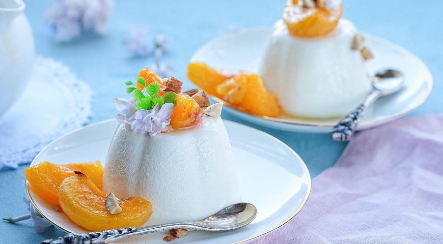 Паннакота с абрикосами в легком сиропе с миндалем