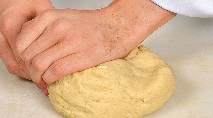Фото приготовления рецепта: Традиционный английский черешневый пирог, шаг №3