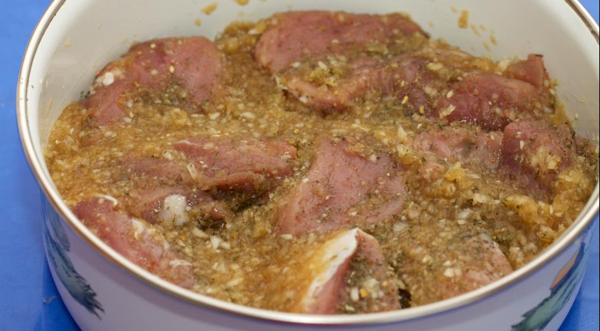 Маринуем свинину в луково-соевом маринаде