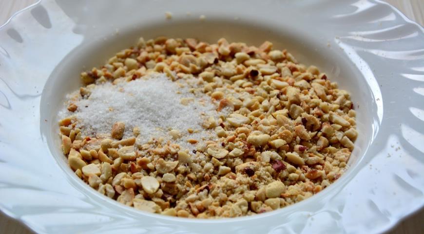 Измельченный арахис перемешиваем с ванильным сахаром