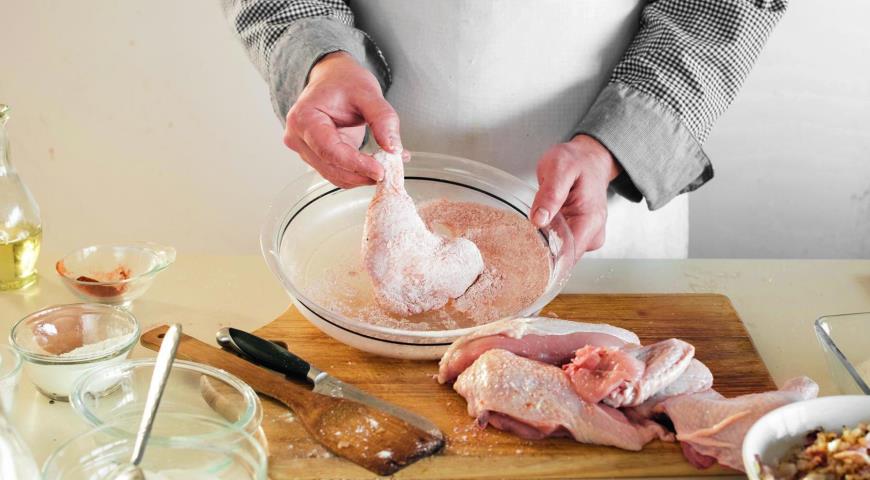 Фото приготовления рецепта: Тушеная курица с клецками, шаг №1