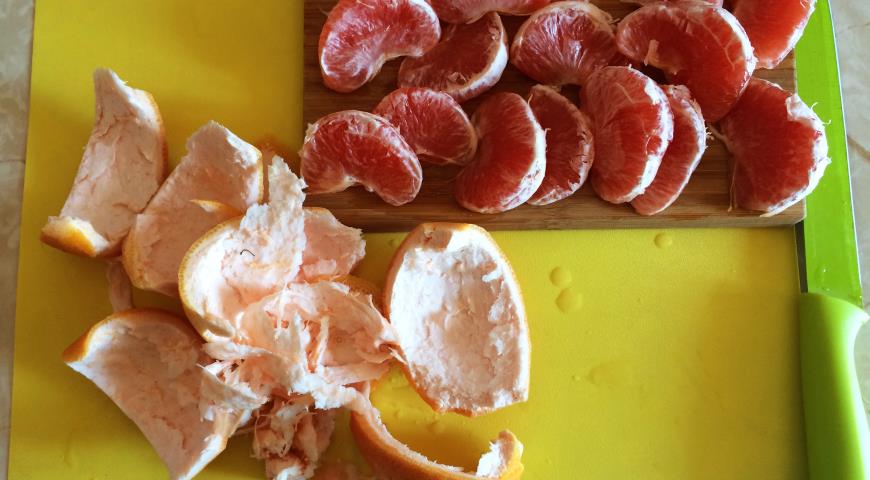 Очищаем грейпфрут для салата с индейкой