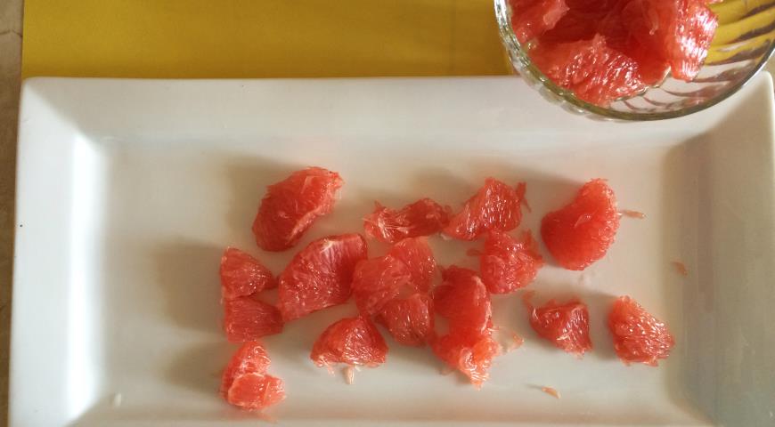 Выкладываем на тарелку кусочки грейпфрута