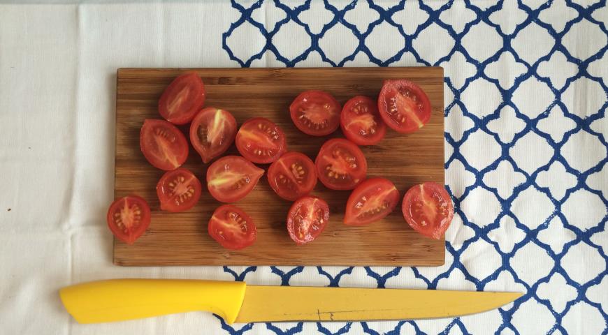Разделяем пополам томаты черри