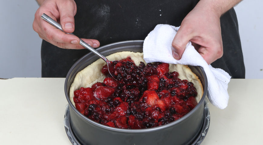 Фото приготовления рецепта: Открытый пирог с ягодами, шаг №6