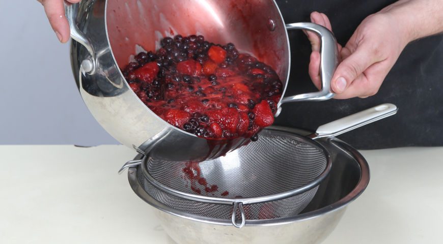 Фото приготовления рецепта: Открытый пирог с ягодами, шаг №4